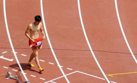Liu Xiang opuszcza olimpijską bieżnię