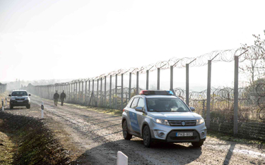 Węgierska policja na granicy z Serbią