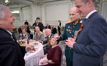 Rosyjscy weterani na przyjęciu rocznicowym zorganizowanym 4 maja przez jedną z moskiewskich dzielnic