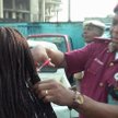 Nigeria: Policjant obciął za długie włosy swoim podwładnym