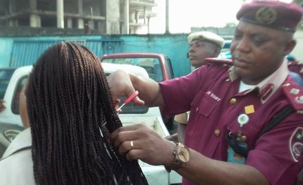 Nigeria: Policjant obciął za długie włosy swoim podwładnym