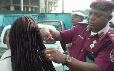 Nigeria: Policjant obciął za długie włosy swoim podwładnym