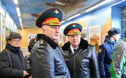 Dmitrij Bułhakow (z prawej), generał armii i wiceminister obrony Federacji Rosyjskiej, wpisany na uk