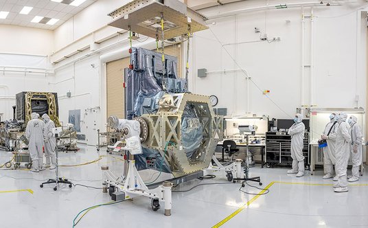 Integracja systemów teleskopu Roman. Technicy odłączają osprzęt podnoszący od WFI (Wide Field Instru