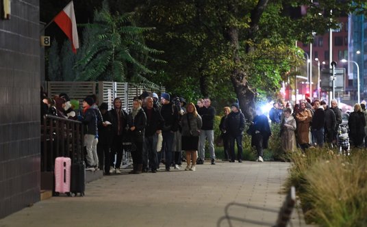 Wybory parlamentarne 2023. Kolejka mieszkańców stolicy oczekujących na oddanie głosu w siedzibie Okr