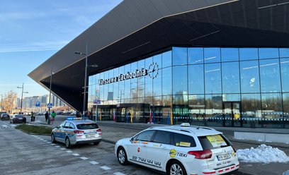 Główna hala dworca od strony Woli zaprasza do nowoczesnego wnętrza