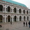 „Kiedy spojrzeć na bazylikę w Vicenzie mrużąc oczy, zobaczymy ażurową wersję akweduktu lub prostokąt