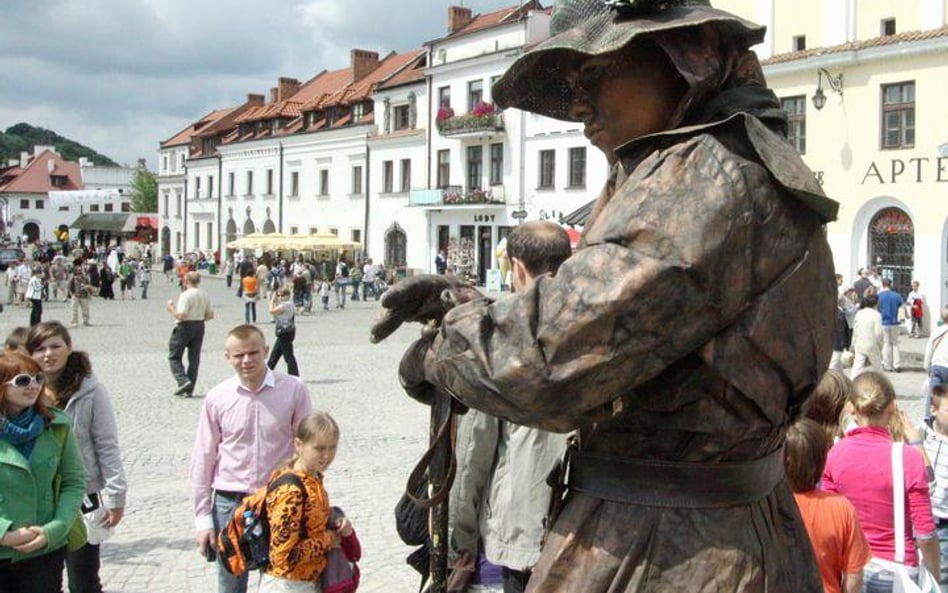 Mniej turystów zagranicznych