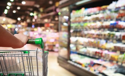 Odkąd wprowadzono ograniczony zakaz handlu w niedzielę, duże sieci nie tylko nie straciły klientów, 