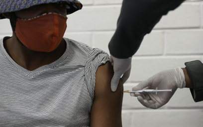 Afryka: Ani jednej zachodniej szczepionki przeciw COVID-19. "Krawędź porażki moralnej"