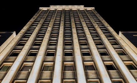 Dzięki otwartemu niedawno Hotelowi Warszawa najwyższy wieżowiec przedwojennej Polski odzyskał dawny 