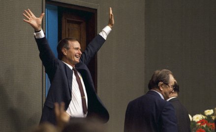 George H.W. Bush w Sejmie, 10 lipca 1989 r. (z prawej marszałek Mikołaj Kozakiewicz). W trakcie tamt