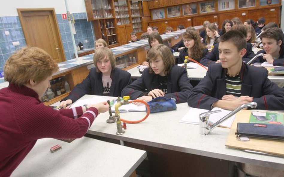 Kwalifikacje nauczycieli do nauczania biologii, geografii, chemii i fizyki w 8-letniej szkole podstawowej