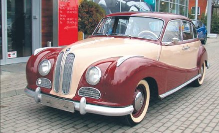 Pierwsza powojenna limuzyna marki, BMW 501A, potocznie nazywana jest w Niemczech Barockengel – „baro