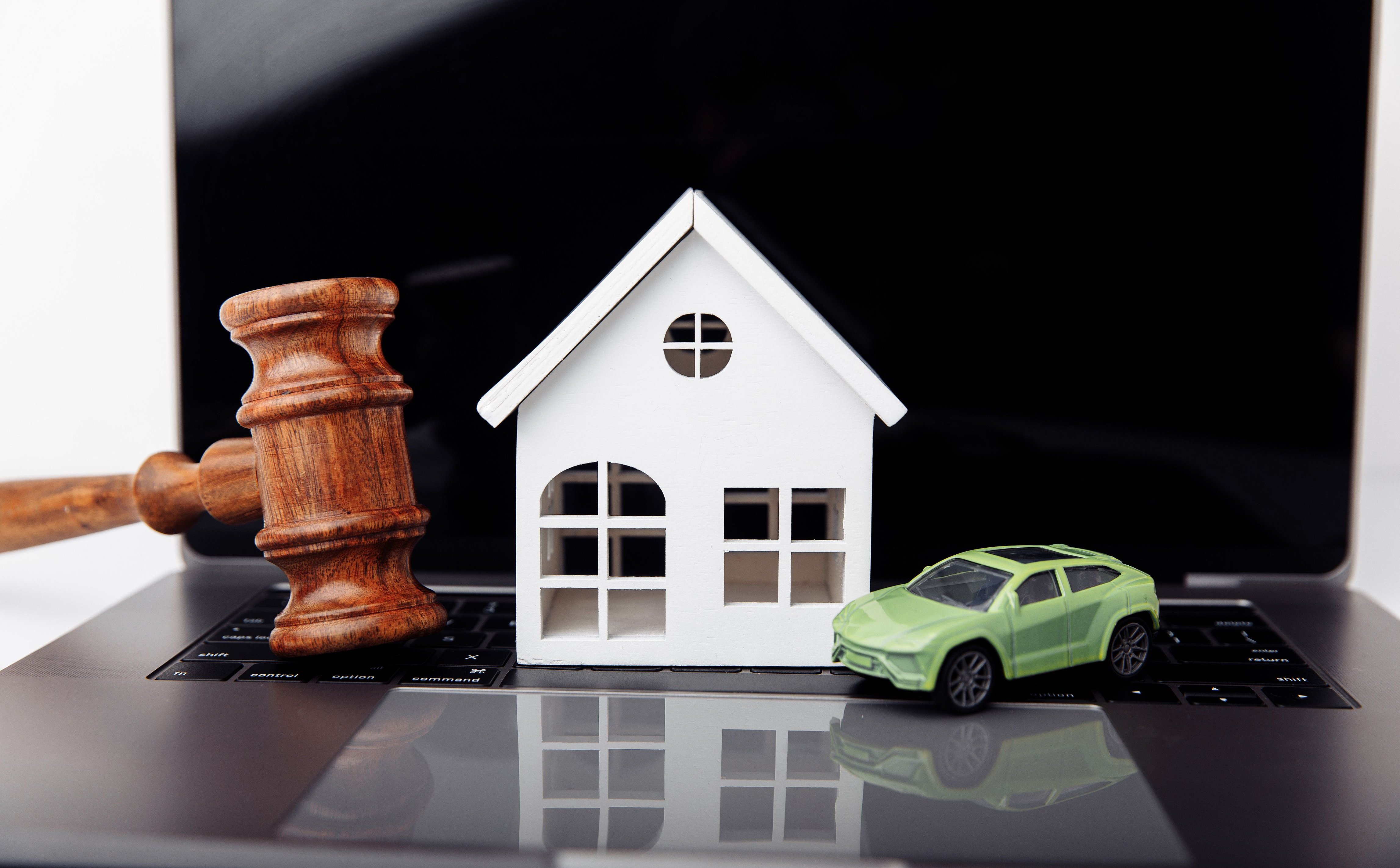 Skarbówka zlicytuje online i samochód, i dom podatkowego dłużnika