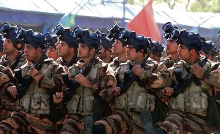 Przygotowani na atak z ziemi, nieba – i z powietrza. Defilada komandosów irańskich, kwiecień 2011. F