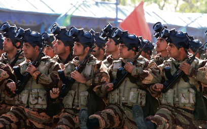 Przygotowani na atak z ziemi, nieba – i z powietrza. Defilada komandosów irańskich, kwiecień 2011. F