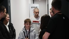 Prowadzący zbiórkę, influencer Patryk „Łatwogang” Garkowski