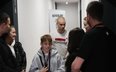 Prowadzący zbiórkę, influencer Patryk „Łatwogang” Garkowski