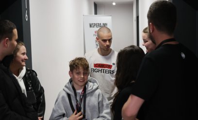 Prowadzący zbiórkę, influencer Patryk „Łatwogang” Garkowski