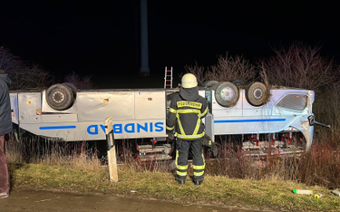 Autokar polskiej firmy Sindbad dachował na autostradzie w Niemczech