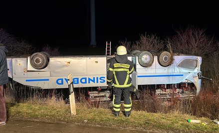 Autokar polskiej firmy Sindbad dachował na autostradzie w Niemczech