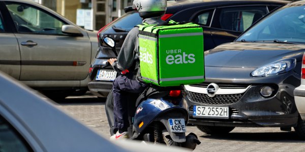 Ekonomiści: restrykcyjna dyrektywa o pracy platformowej może kosztować Polskę 18 mld zł rocznie