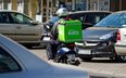 Praca platformowa. Ekonomiści ostrzegają przed nadmiernym ograniczaniem