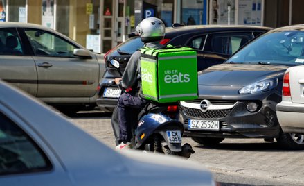 Praca platformowa. Ekonomiści ostrzegają przed nadmiernym ograniczaniem