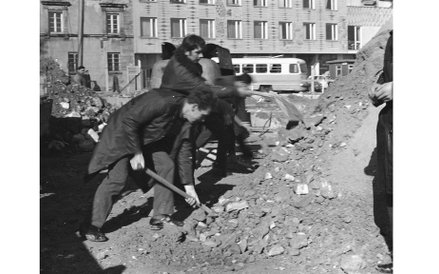 październik 1971 - Uprzątanie gruzu z terenu budowy