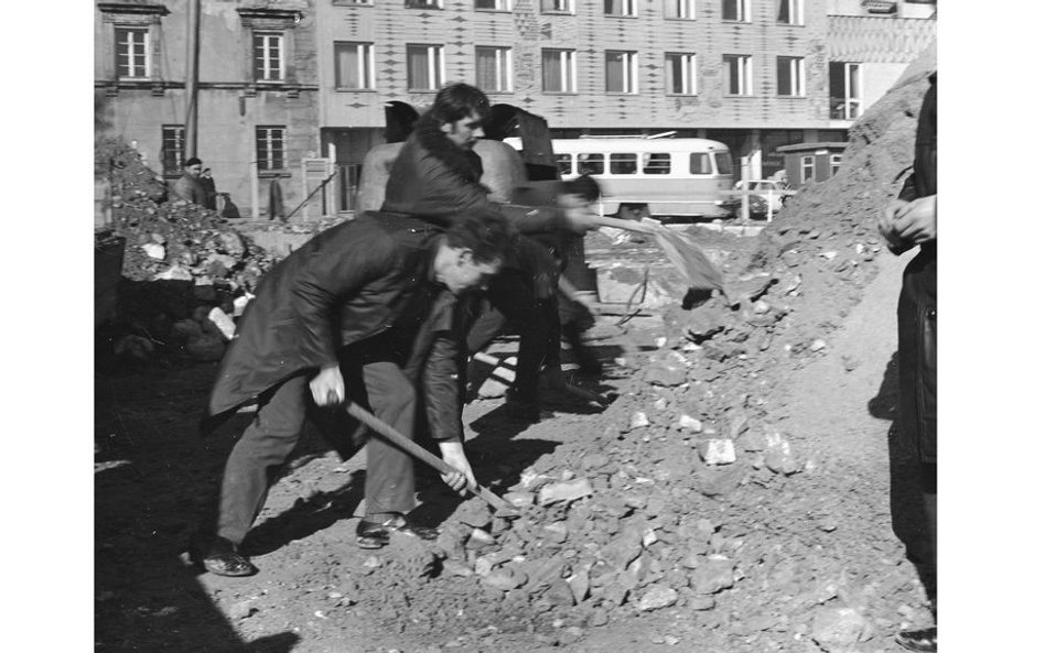 październik 1971 - Uprzątanie gruzu z terenu budowy
