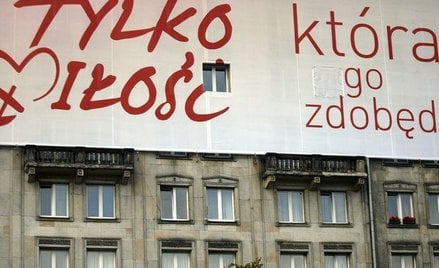 Sąd: reklama do demontażu, bo nie jest siatką zabezpieczającą na czas remontu elewacji