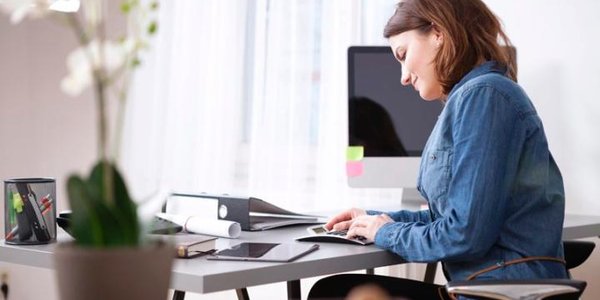 Spada przeciętne wynagrodzenie, maleje bezrobocie. Rynek pracy w Warszawie