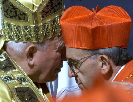21 lutego 2001 r. arcybiskup Jorge Mario Bergoglio otrzymał z rąk Jana Pawła II godność kardynała. P