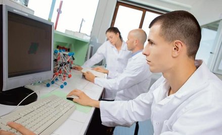 Dzięki nowym zasadom współpracy uczelni i firm doktoranci mogą liczyć na stypendium i wynagrodzenie 