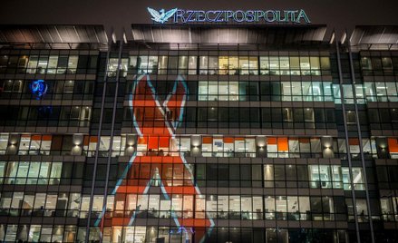 Czerwone kokardki rozświetlają Światowy Dzień AIDS