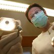 Uśmiechnij się, Brytyjczyku. Zaoszczędzisz u polskiego dentysty