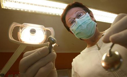Uśmiechnij się, Brytyjczyku. Zaoszczędzisz u polskiego dentysty