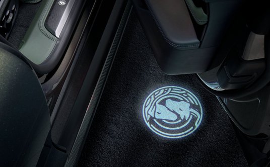 Logo LongMa można zobaczyć na nakładkach progów, w grafice wyświetlanej na podłożu po otwarciu drzwi