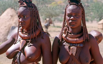 Pomimo prymitywnego życia twarze kobiet zachowują kobiecą delikatność i urok dawnej piękności przykr