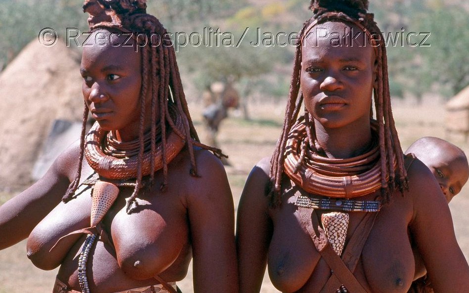 Pomimo prymitywnego życia twarze kobiet zachowują kobiecą delikatność i urok dawnej piękności przykr