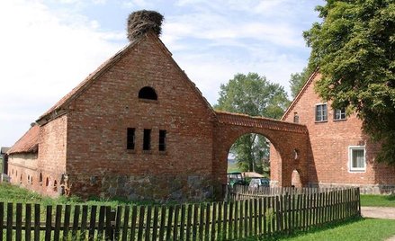 Wieś odbudowana została na podstawie projektu pruskiego architekta Carla Kujatha