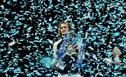 Stefanos Tsitsipas po największym triumfie w karierze, z pucharem za zwycięstwo w ATP Masters, 17 li