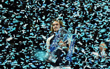 Stefanos Tsitsipas po największym triumfie w karierze, z pucharem za zwycięstwo w ATP Masters, 17 li