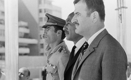 Uroczystość powitania na kairskim lotnisku 4 października 1971 r. prezydenta Syrii Hafiza al-Asada (