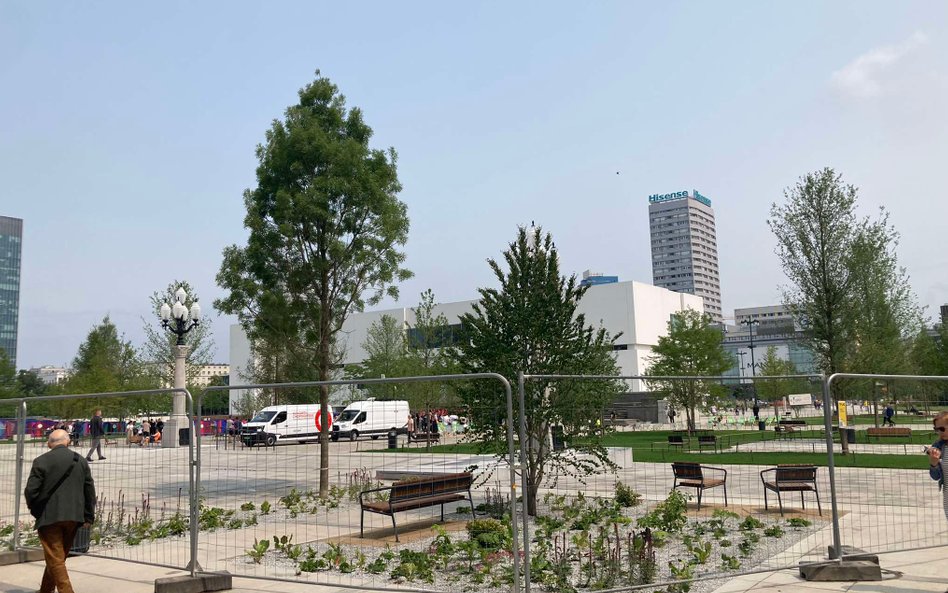 Część infrastruktury odgrodzona jest wysokimi płotami