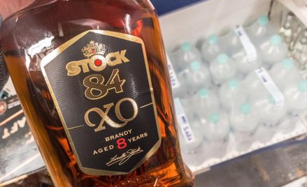 Właściciel Żabki sięga po wódkę