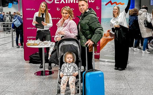 Na lotnisku biuro podróży wyposażyło klientów lecących pierwszym czarterem w gażdety reklamowe