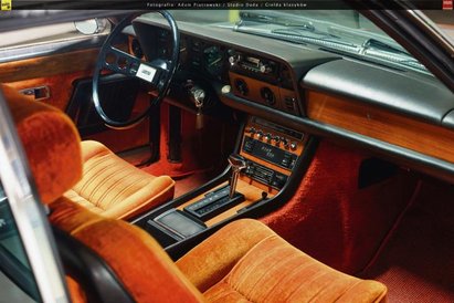 Welurowa tapicerka, elektryczne szyby, elektrycznie wysuwana antena, wspomaganie kierownicy, radioma