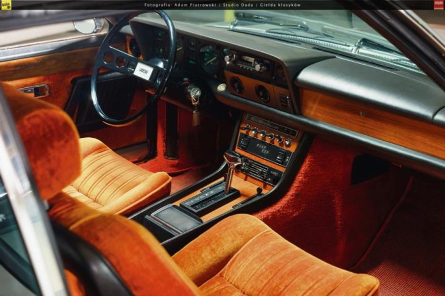 Welurowa tapicerka, elektryczne szyby, elektrycznie wysuwana antena, wspomaganie kierownicy, radioma